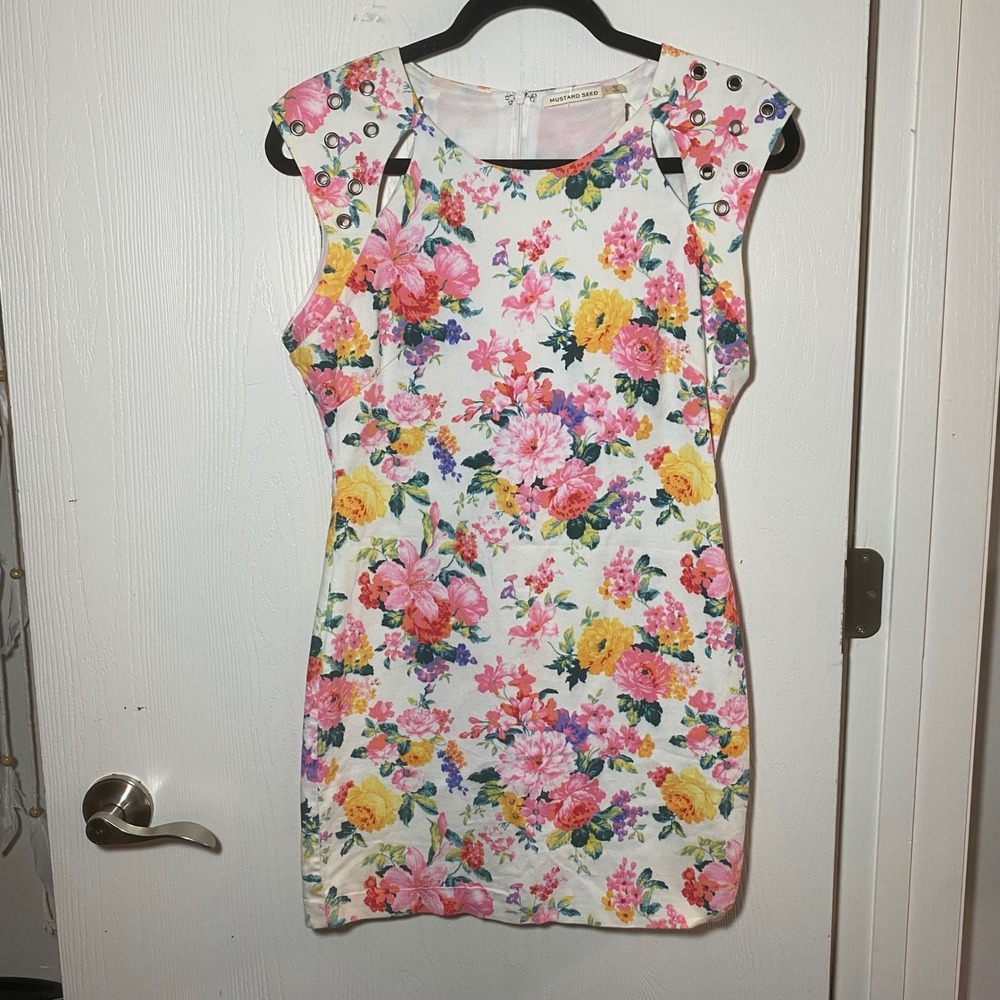 Mustard Seed Women"s Floral Grommet Cut Out Edgy Mini Dress Large‎